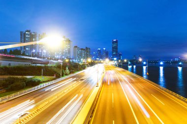 Geceleri Seul yolda yoğun trafik