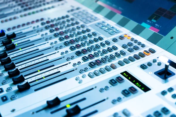 Console no estúdio de música moderna — Fotografia de Stock