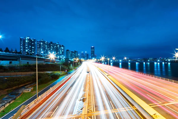 Drukke verkeer op weg in Seoul bij nacht — Stockfoto