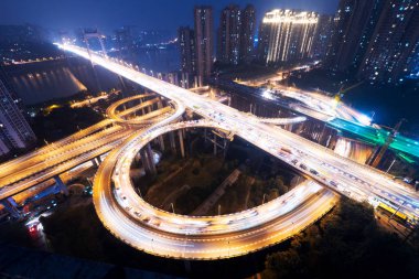 yol kavşağı ve köprü gece şehir içinde