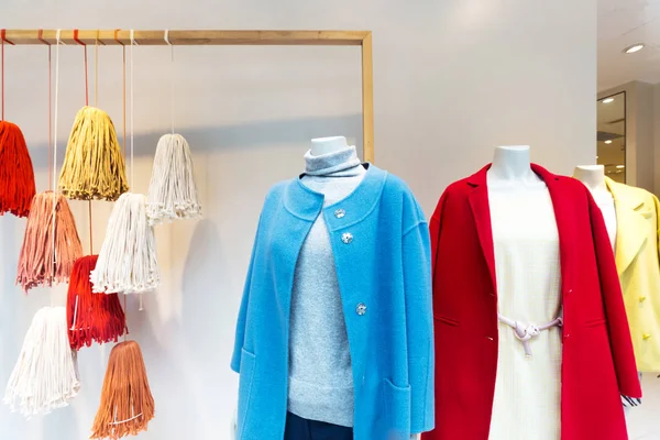 Mode Mäntel im Shop — Stockfoto