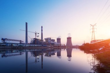 Modern waterfront santral gün batımında