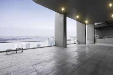 Nehri yakınında boş veranda