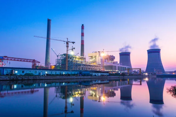 Moderne waterkant elektriciteitscentrale bij zonsondergang — Stockfoto