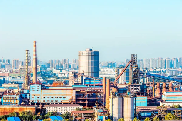 Constructies van elektriciteitscentrales en stalen fabriek — Stockfoto