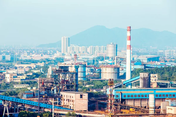 Constructies van elektriciteitscentrales en stalen fabriek — Stockfoto