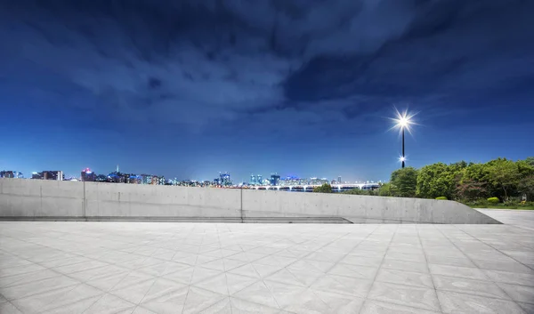 Paisaje urbano y horizonte de la ciudad por la noche desde el suelo —  Fotos de Stock