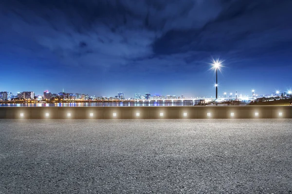 Paisaje urbano y horizonte de la ciudad por la noche desde la carretera — Foto de Stock