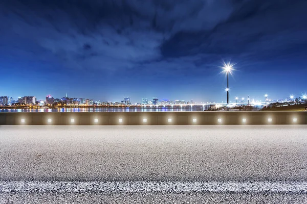 Skyline en skyline van de stad bij nacht van de weg — Stockfoto