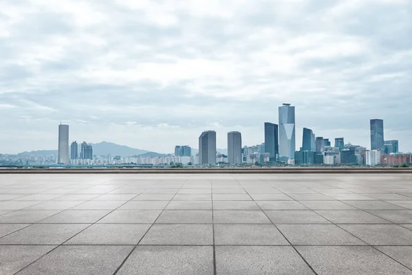 在首尔的现代建筑 — 图库照片