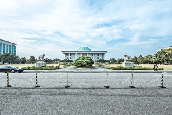 Национальная ассамблея Республики Корея с автомобильной дороги — стоковое фото