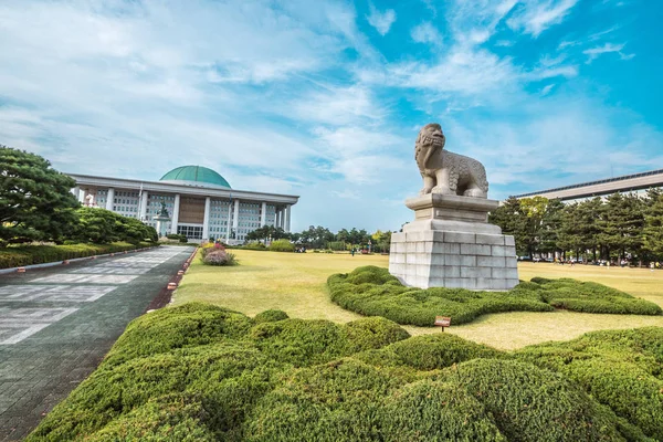 Jardín frente a la asamblea nacional de Corea del Sur — Foto de Stock