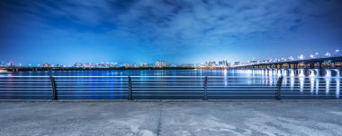 Geceleri Seul Nehri yakınında boş yol