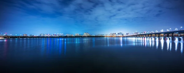 Moderne Brücke über den Fluss in der Nacht in seoul — Stockfoto