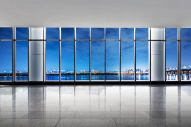 Cityscape ve pencere Nehri yakınında gece manzarası