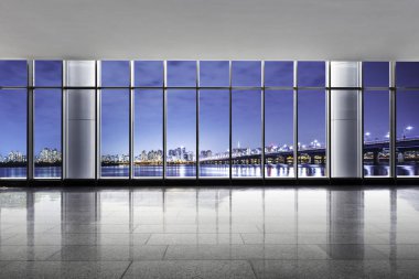 Cityscape ve pencere Nehri yakınında gece manzarası