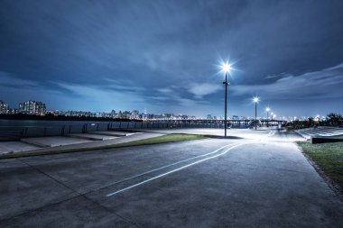 Geceleri Seul Nehri yakınında boş yol