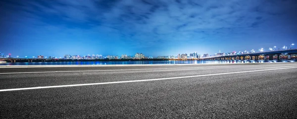 Nachtscène van weg in de buurt van rivier in Seoul — Stockfoto