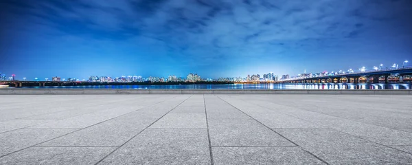 Escena nocturna del piso cerca del río en Seúl — Foto de Stock