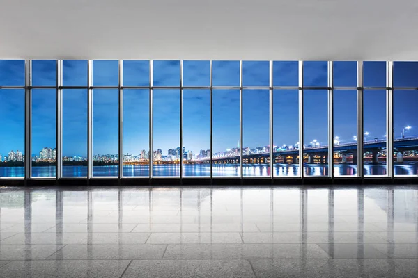 Stadtbild und Skyline bei Nacht aus Fenster in Flussnähe — Stockfoto