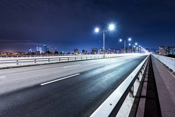Движение на мосту ночью в Сеуле — стоковое фото