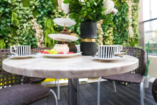 Moderner Balkon mit Tischausstattung — Stockfoto