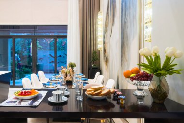 Modern yemek odası.