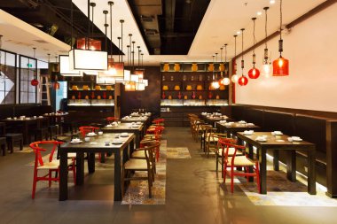 masa ve sandalyeler ile modern oda 