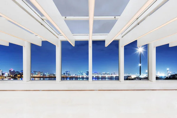 Пустой офис со стеклянным потолком — стоковое фото