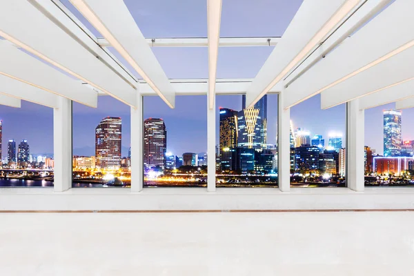 Lege kantoor met glazen plafond interieur — Stockfoto