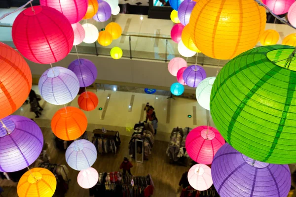 在现代购物中心的电气灯笼 — 图库照片