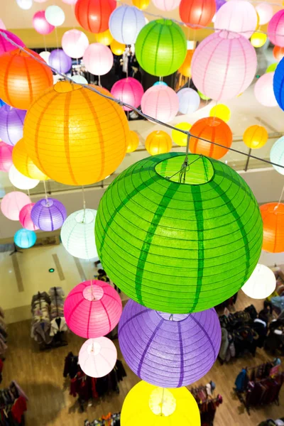 Faroles eléctricos en un moderno centro comercial — Foto de Stock