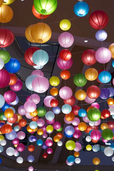 Lanternas elétricas no shopping center moderno — Fotografia de Stock