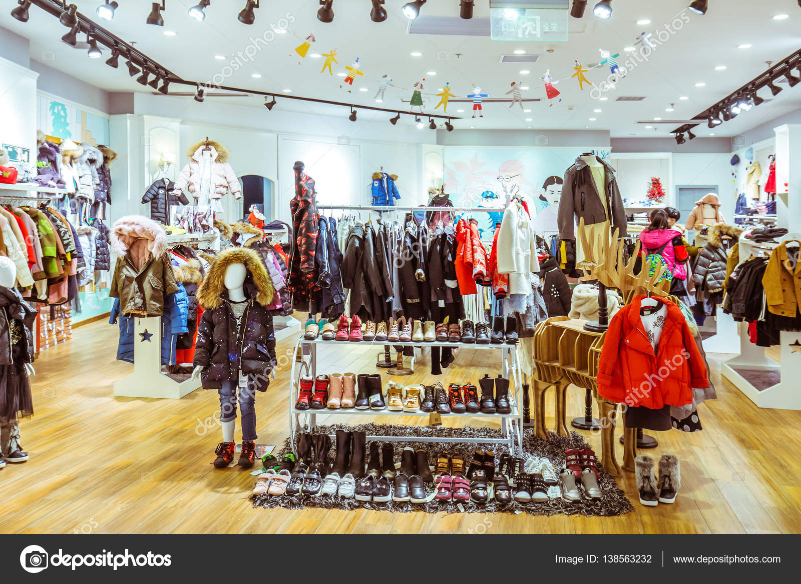 Ropa de moda en el centro comercial — Foto editorial de stock