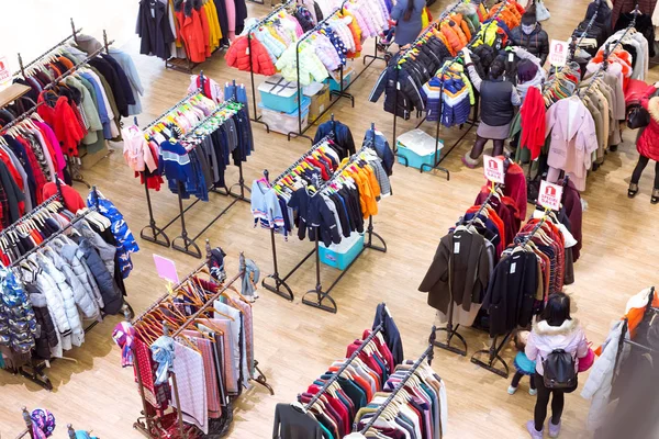 Divat ruházat, shopping mall — Stock Fotó