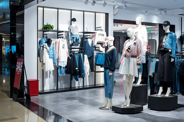 Mode kleding in winkelcentrum — Stockfoto
