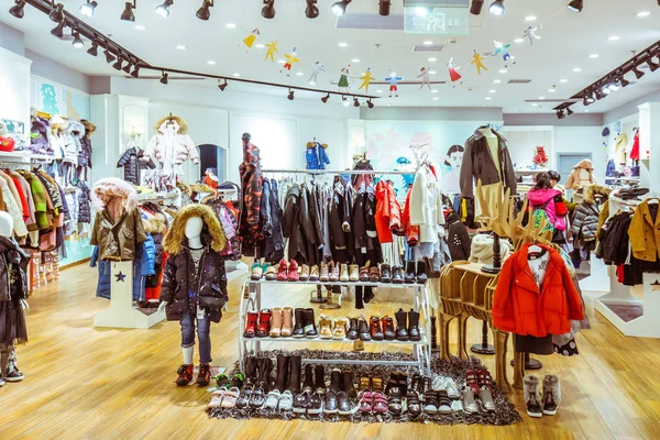 Ropa de moda en el centro comercial — Foto de Stock