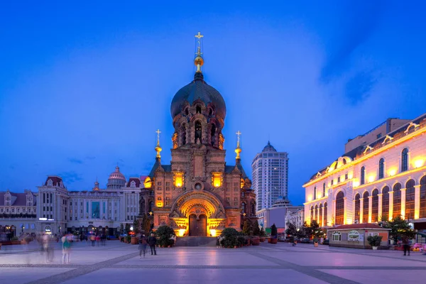 哈尔滨圣索菲亚大教堂在夜间从广场 — 图库照片