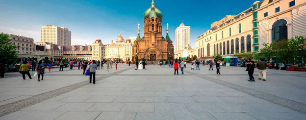 从广场的著名哈尔滨圣索菲亚大教堂 — 图库照片