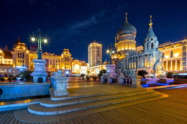 哈尔滨圣索菲亚大教堂在夜间从广场 — 图库照片