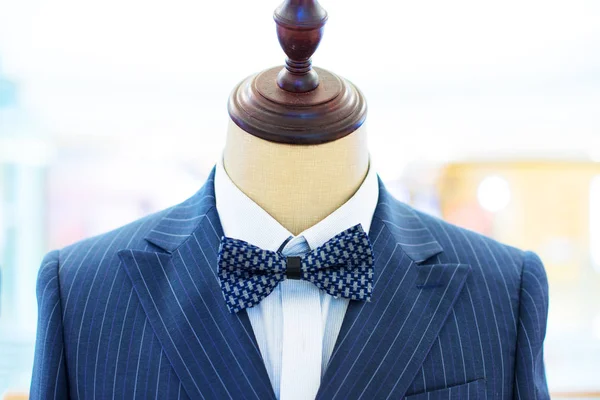 ショッピング モールにおけるモデルのビジネスマンのスーツ — ストック写真