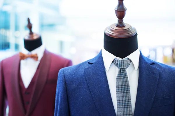 Trajes de hombre de negocios en los modelos en el centro comercial — Foto de Stock