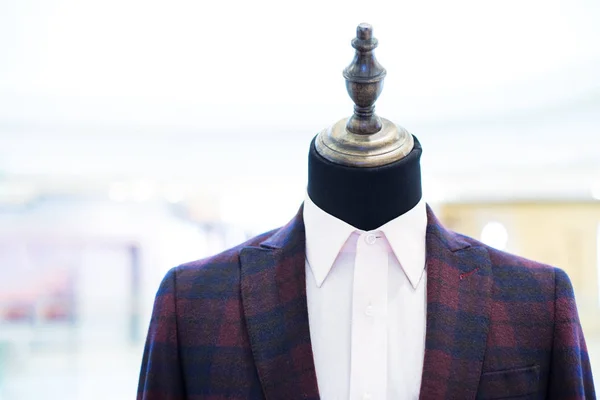 Podnikatel oblek na modelu v nákupní centrum — Stock fotografie