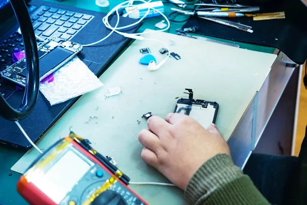 Man tekniker reparera mobiltelefon — Stockfoto