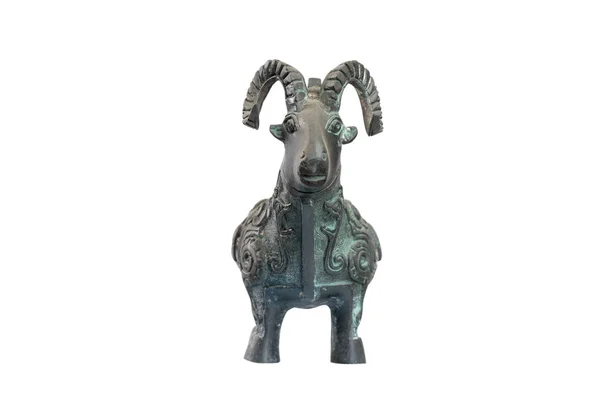 Escultura de cabra de bronce aislado — Foto de Stock