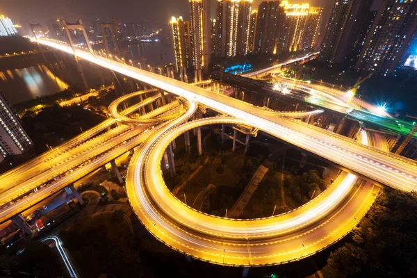 Road junction en brug in de stad bij nacht — Stockfoto