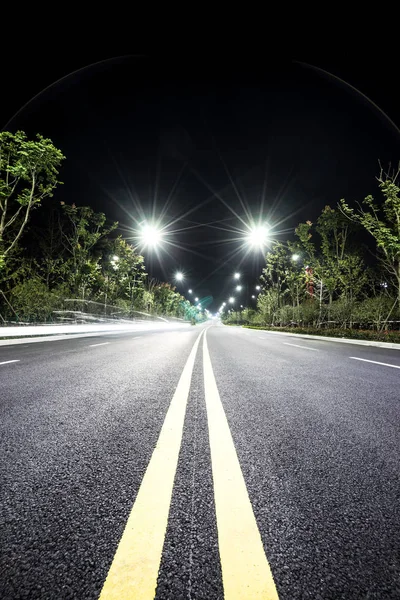조명된 빛을 가진 빈 아스팔트도로 — 스톡 사진