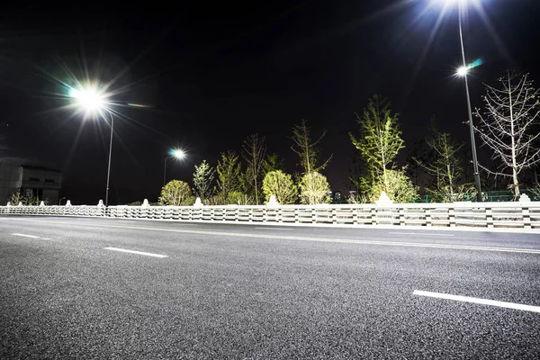 Boş asfalt yol ile ışıklı ışık — Stok fotoğraf