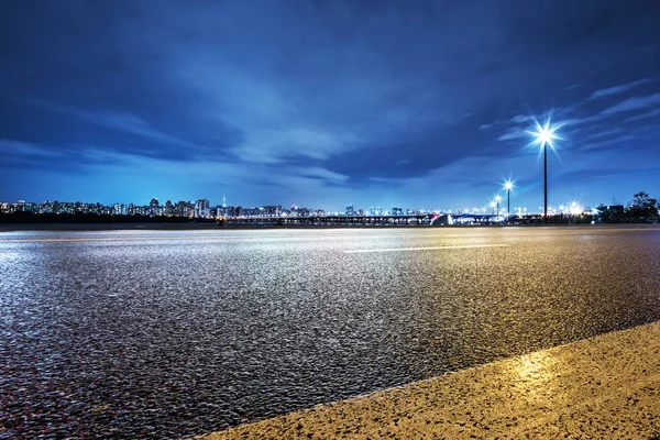 Scène nocturne de Séoul depuis la route vide — Photo