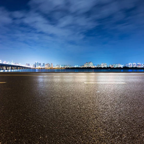 Night scene of Seoul from empty road — Stock Photo, Image